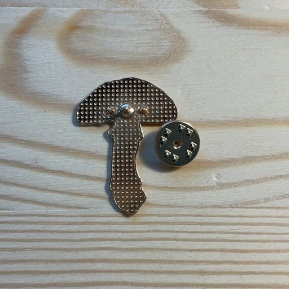 Red & White Mushroom Enamel Pin Badge With Gold-Tone Backing - Picture 2 of 3